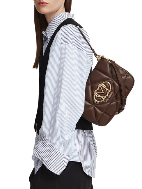 EMBOSSED QUILTED Bolso de hombro con correa para el hombro. marr&oacute;n - Bolsos Mujer
