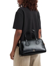 CALVIN KLEIN CK MEDIUM Bolso de mano con correa para el hombro. En negro - Bolsos Mujer - 2