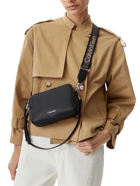 WEBBING Minibolso de hombro con correa para el hombro. En negro - Bolsos Mujer