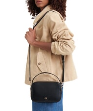 CALVIN KLEIN CK HARDWARE Bolso de mano con correa para el hombro. En negro - Bolsos Mujer - 2