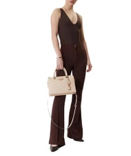 GUESS DITA Bolso de mano con correa para el hombro. logotipo color topo claro - Bolsos Mujer - 2