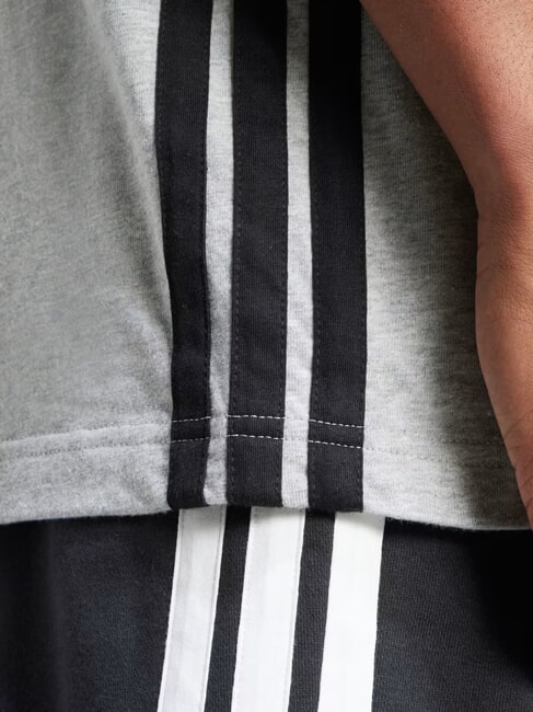 3 STRIPES Camiseta de manga corta y cuello redondo gris - camiseta