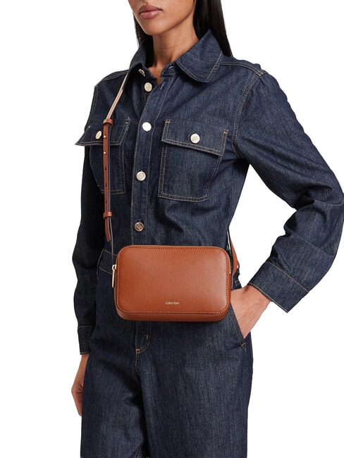 EMBOSSED LOGO Mini bolso de hombro ocre natural - Bolsos Mujer
