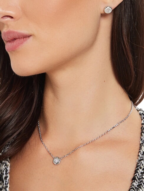 STYLISH GUESS Collar con forma de moneda y logotipo. SILVER - Collares